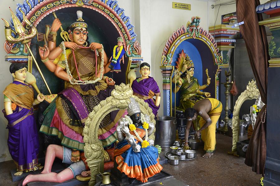 Chinatown - Sri Mariamman Temple; Priest