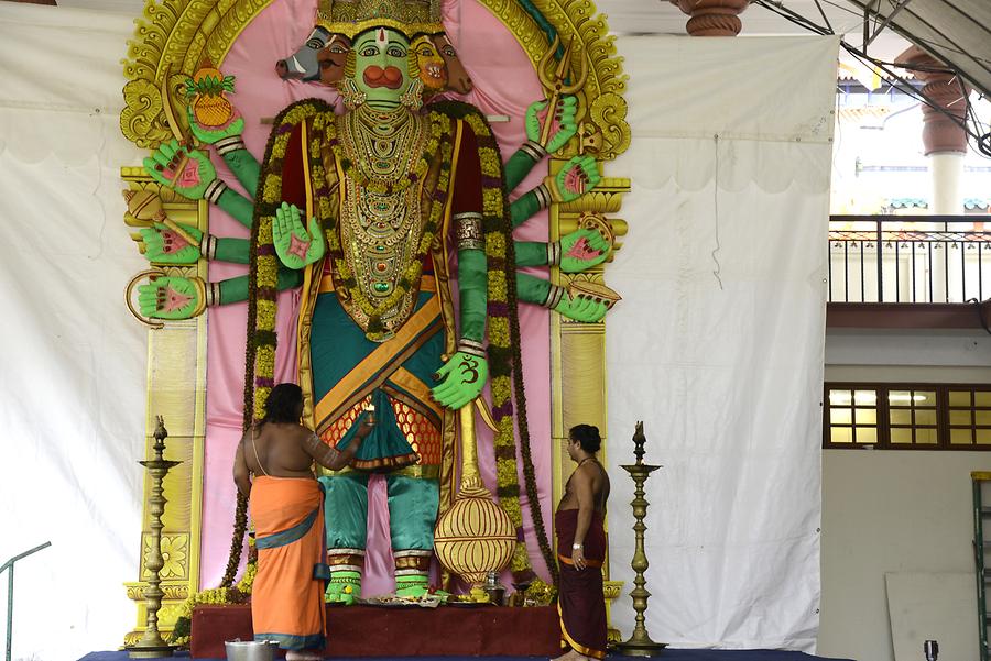 Chinatown - Sri Mariamman Temple; Priest