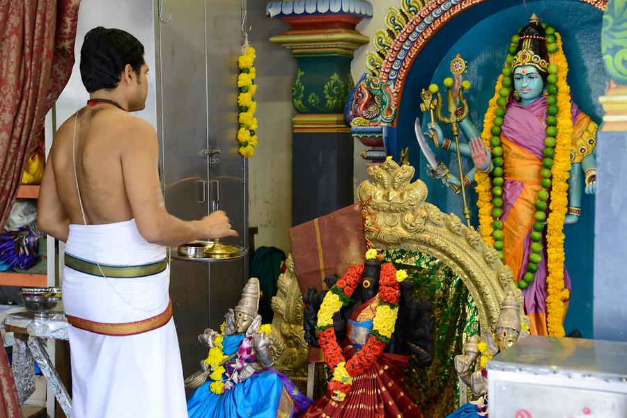 Chinatown - Sri Mariamman Temple; Priest