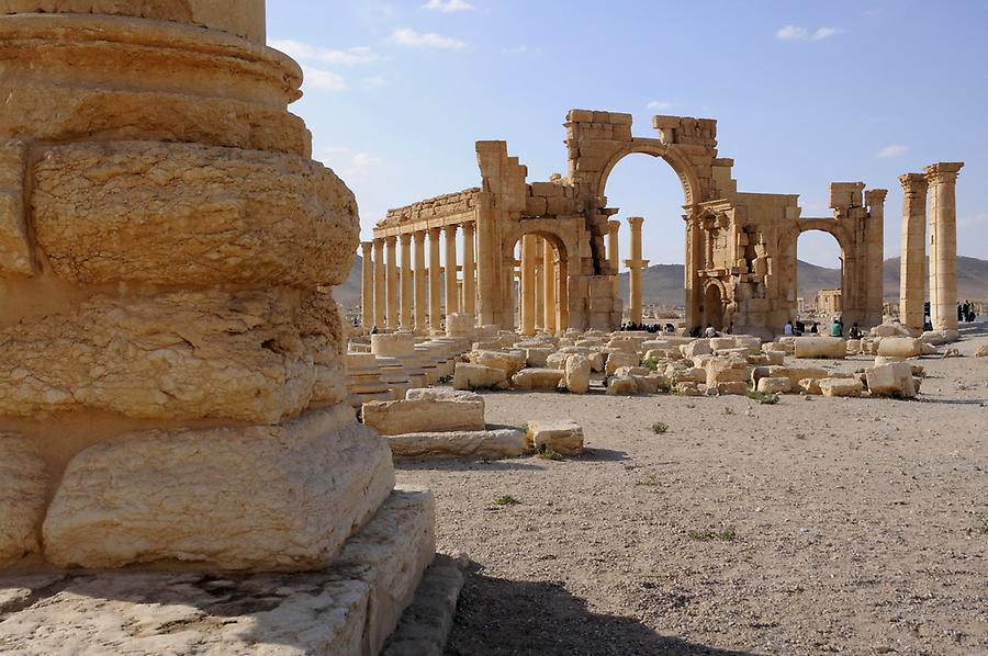 Monumental arch