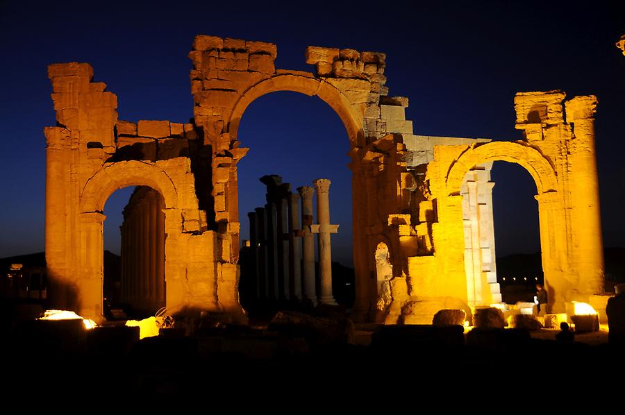 Palmyra at night