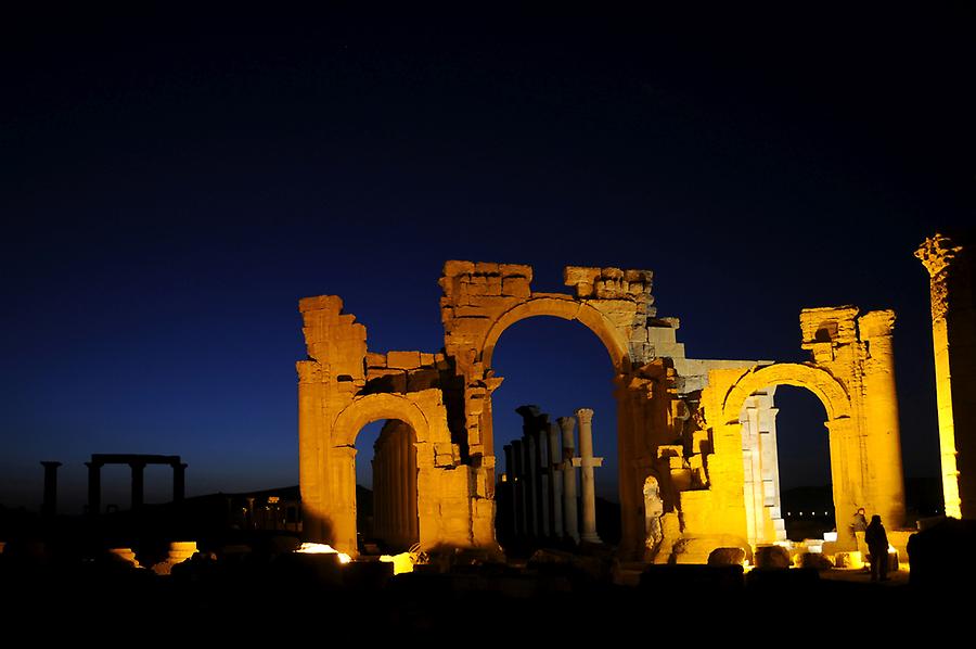 Palmyra at night