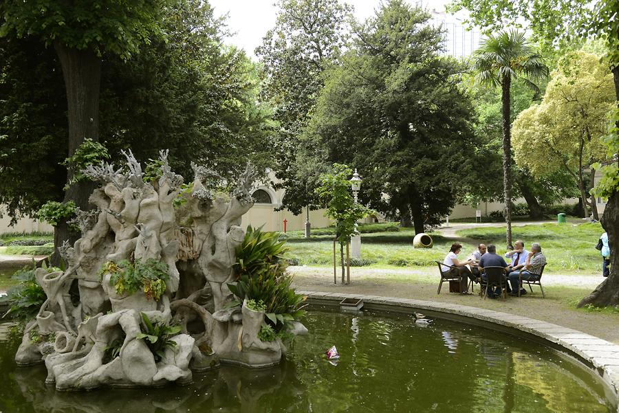 Dolmabahçe Palace - Park