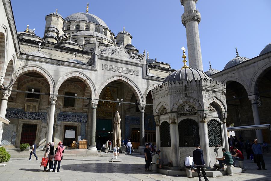 New Mosque (Yeni Mosque) - Courtyard