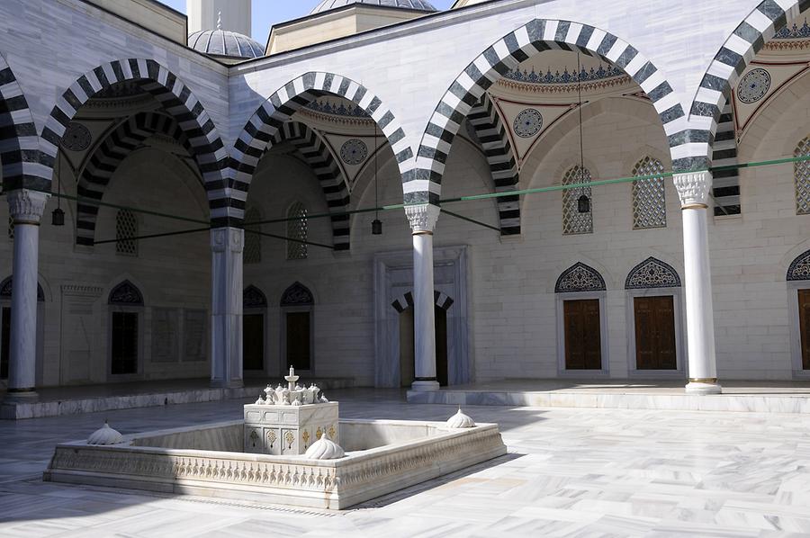 Azadi Moschee innen