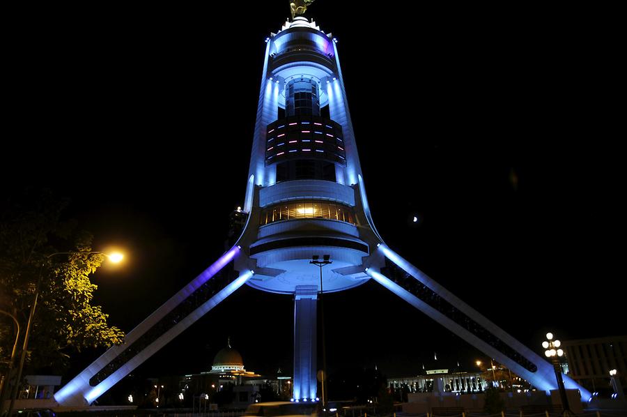 Neutralitätsdenkmal bei Nacht