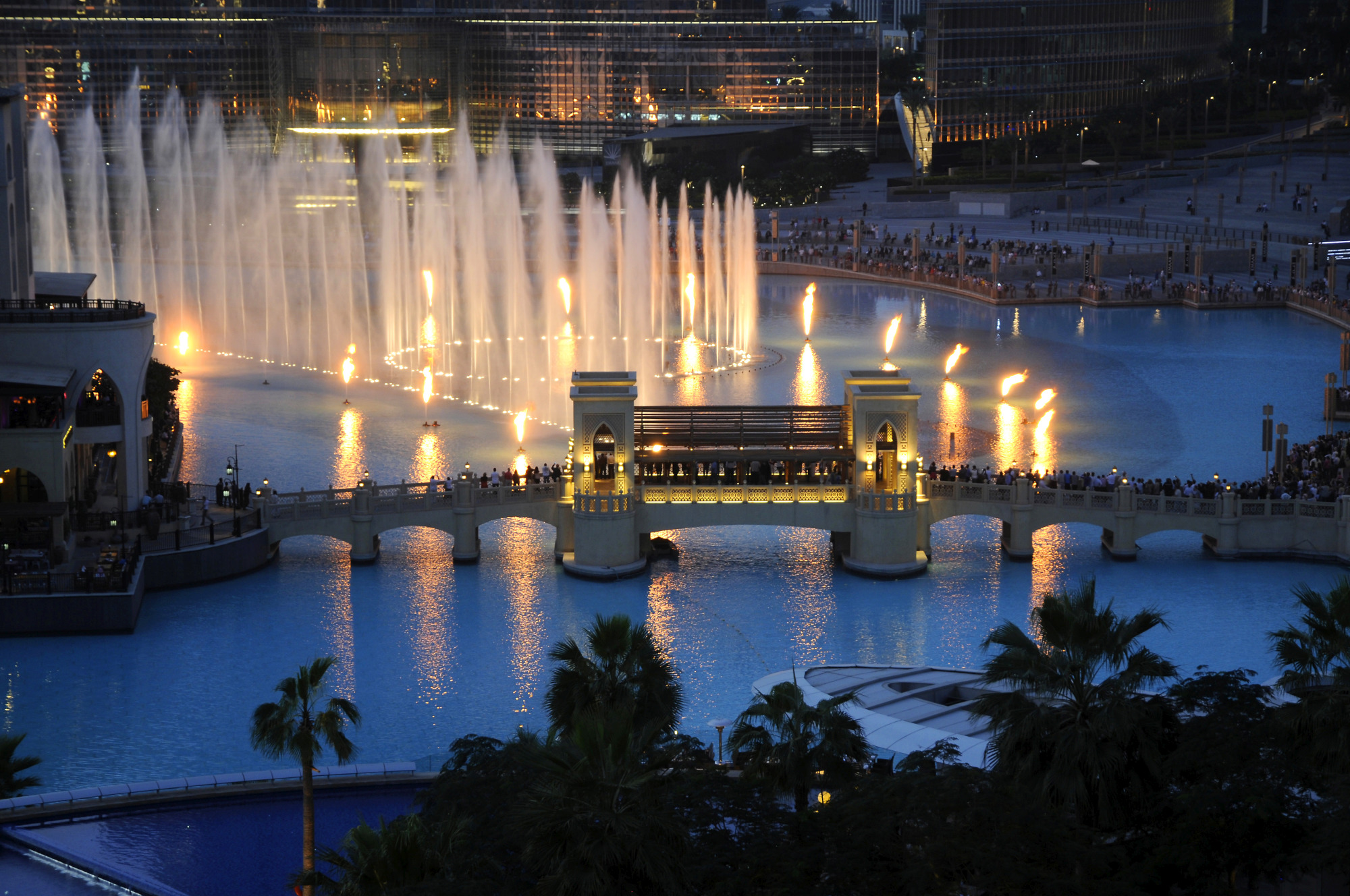 Дубайские фонтаны. Бурдж Халифа фонтаны. Поющие фонтаны Бурдж Халифа. Дубай Молл Поющие фонтаны. Шоу фонтанов на Марине в Дубае.