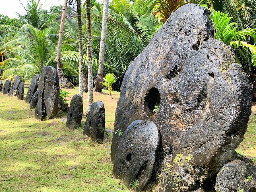 Ngulu Atoll - Rai Stones