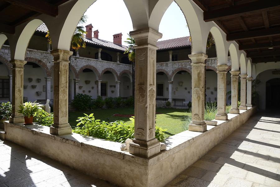 Pula - Church of St. Francis; Cloister