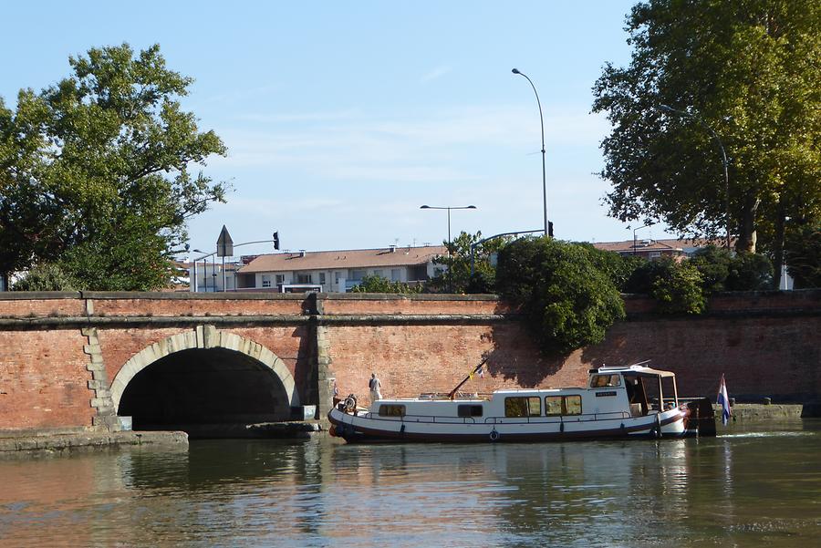 Baot entering a side canal, Photo: H. Maurer, 2015