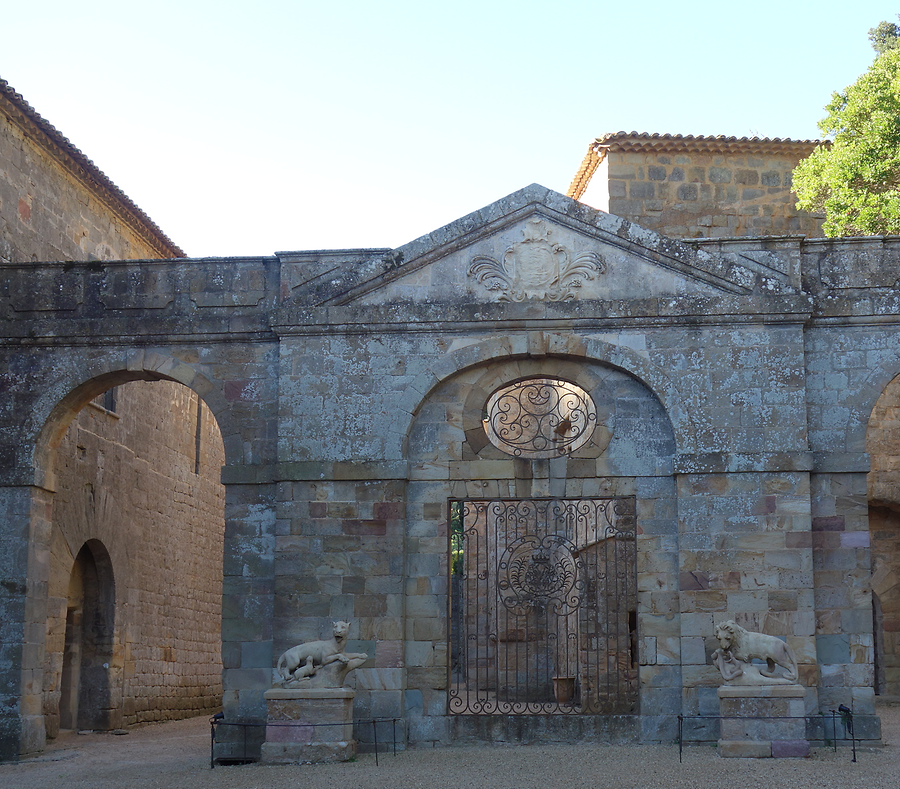 Entrance area of Fontfroid, Photo: U. Maurer, 2015