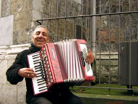 A musette accordion player., Foto: source: Musette unter CC 