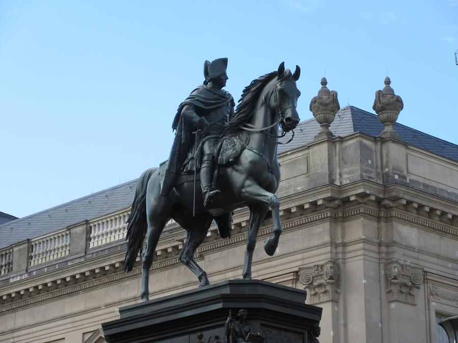 Unter den Linden 6 - Humboldt University, Statue of Wilhelm von Humboldt