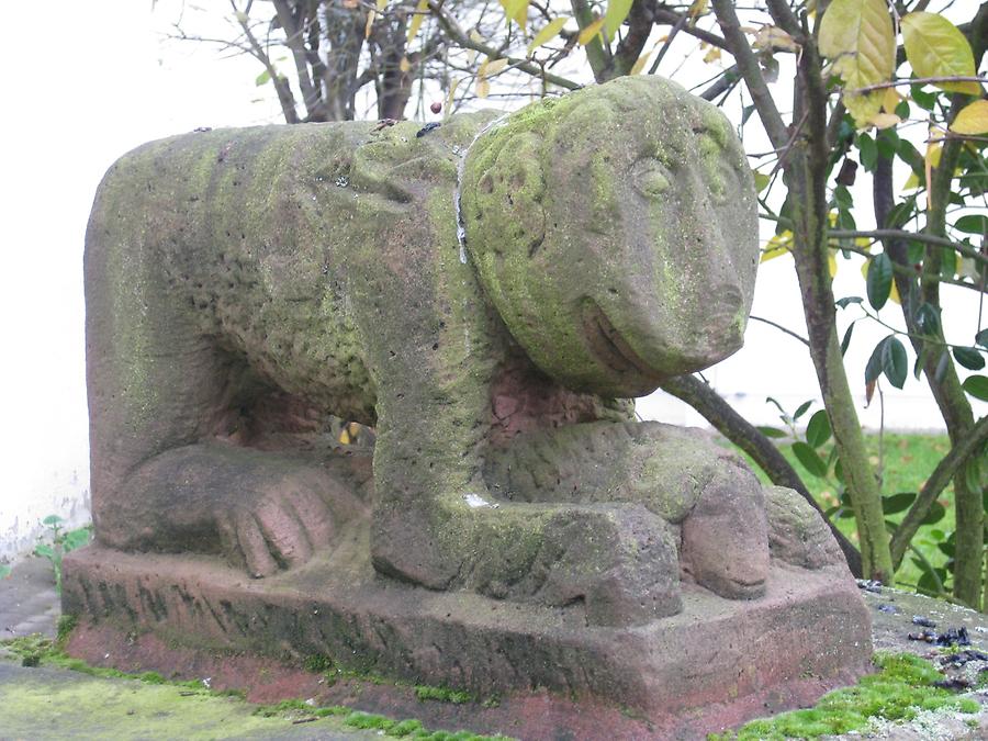 Höchst im Odenwald - Kloster Höchst - Kauernder Löwe um 1200