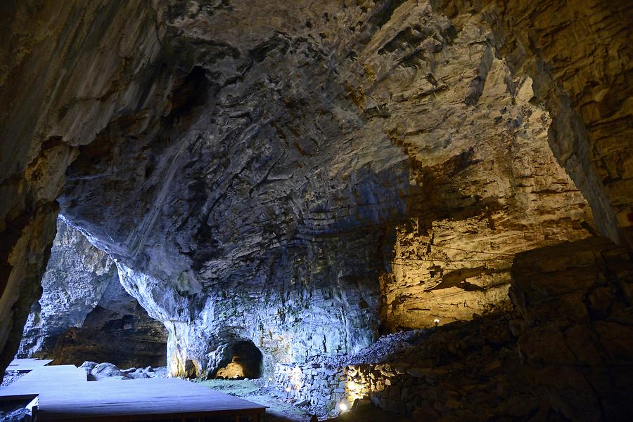 Cave of Zeus on Nida Plateau
