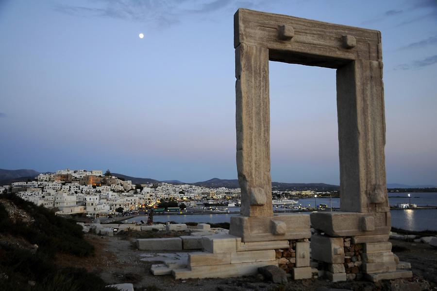 Chora - Palatia; Portara