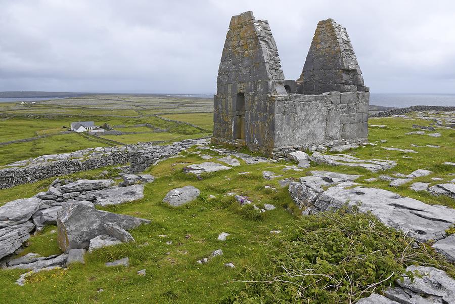 Inishmore Island - Teampall Bheanáin