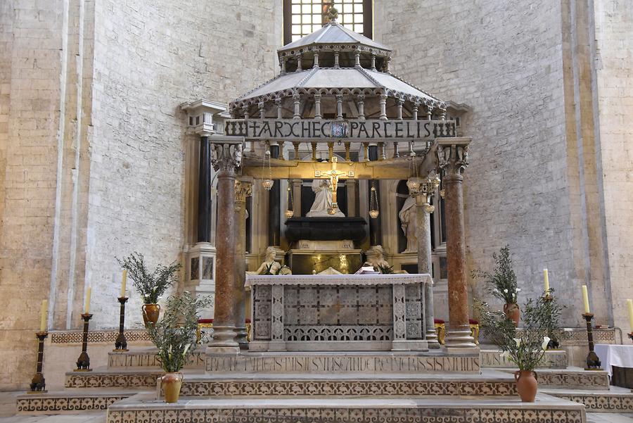 Bari - Basilica of Saint Nicholas; Altar