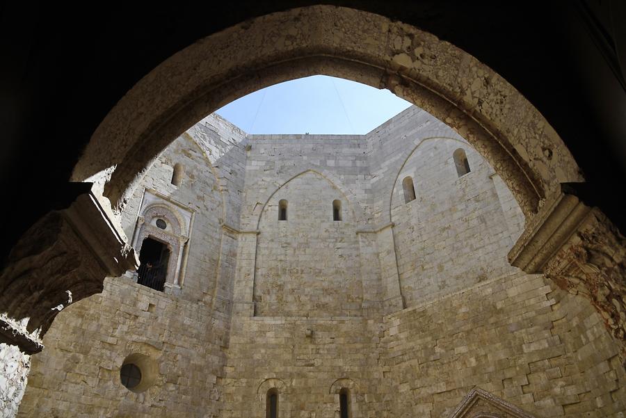 Castel del Monte - Inside