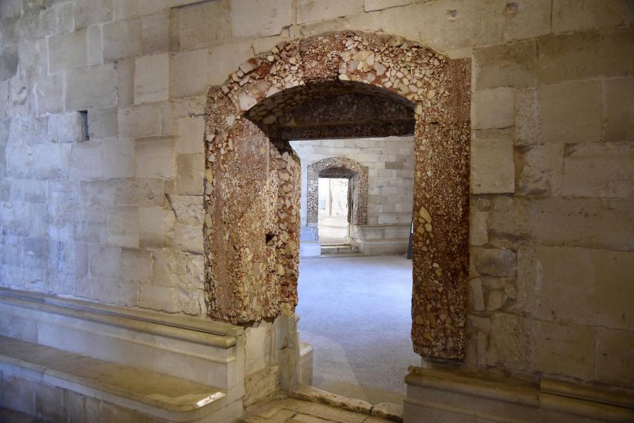 Castel del Monte - Inside