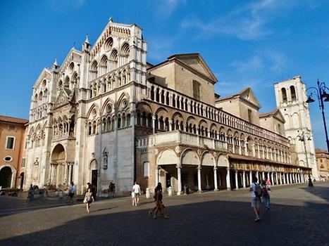 Romanesque St. George´s Cathedral with the Loggia dei Merciai. Photo: Clara Schultes, 2015