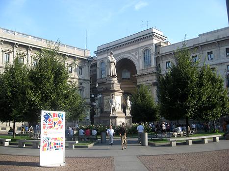 Piazza della Scala with the monument of Leonardo da Vinci by the sculptor Pietro Magni, Milan, Italy. 2008. Photo: Clara Schultes