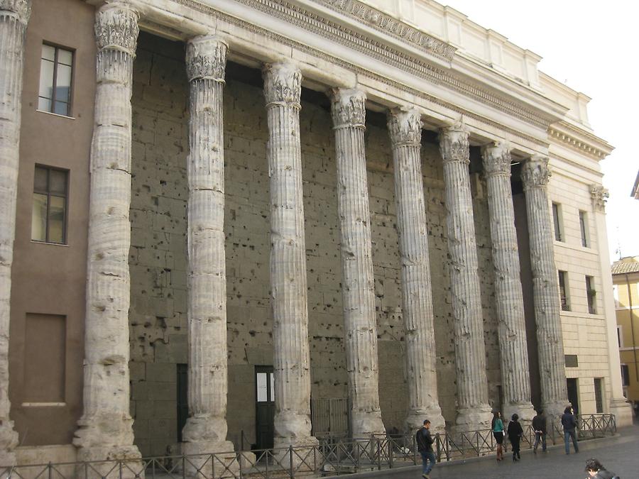 Piazza di Pietra - Tempio di Adriano