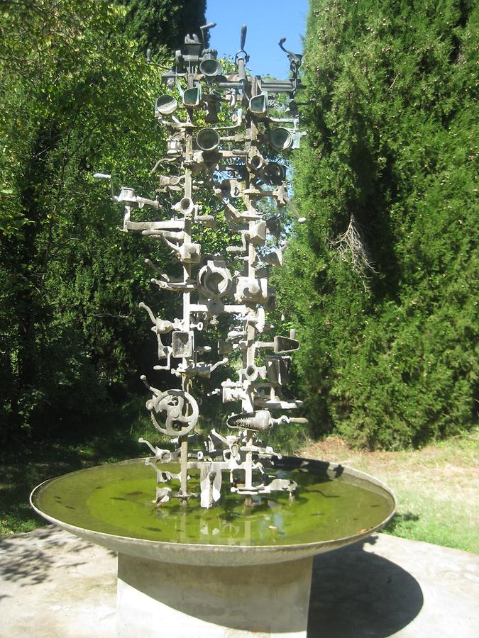 Il Giardino di Daniel Spoerri; 'Fleischwolfbrunnen', D. Spoerri 1992