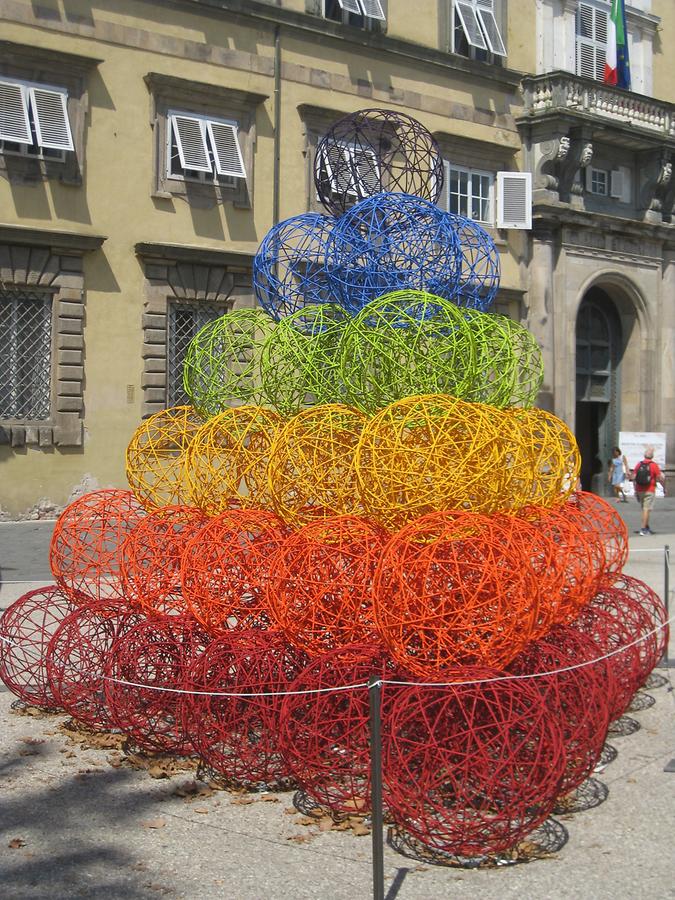 Lucca - Piazza Napoleone; Opere d'arte