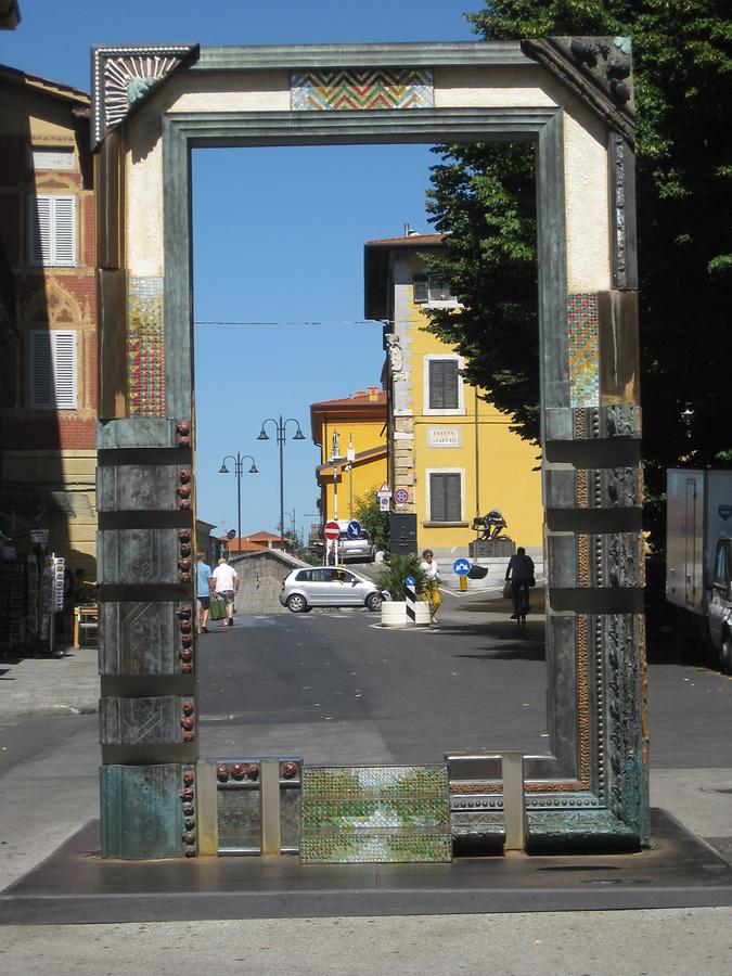 Pietrasanta - Piazza Crispi; 'Peace Frame', Nall 2006