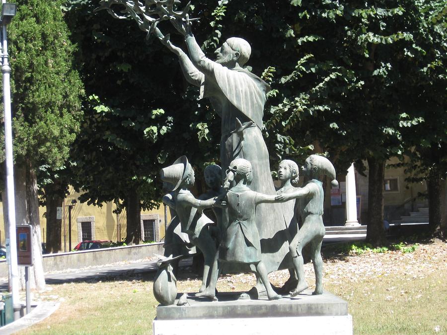 Pietrasanta - Via San Francesco; 'San Francesco', H. Marinsky 2000