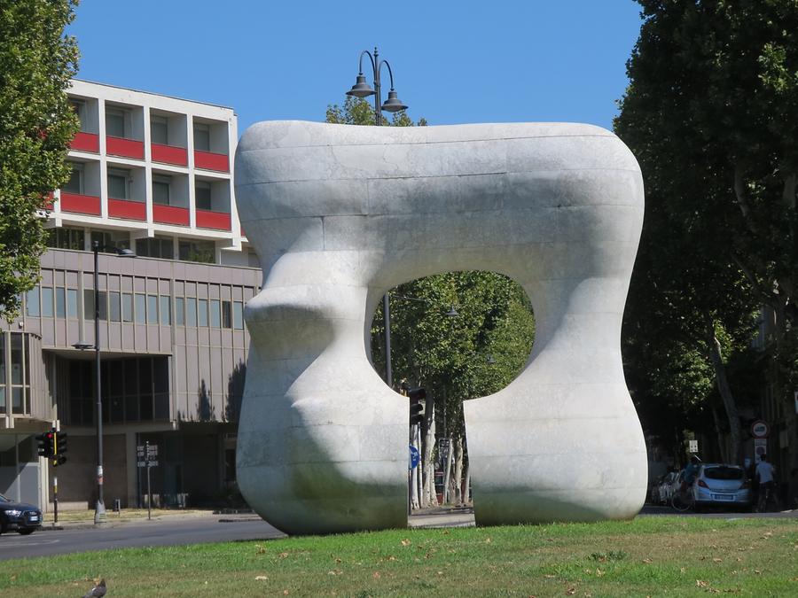 Prato - Piazza San Marco; 'Forma squadrata con taglio', H. Moore