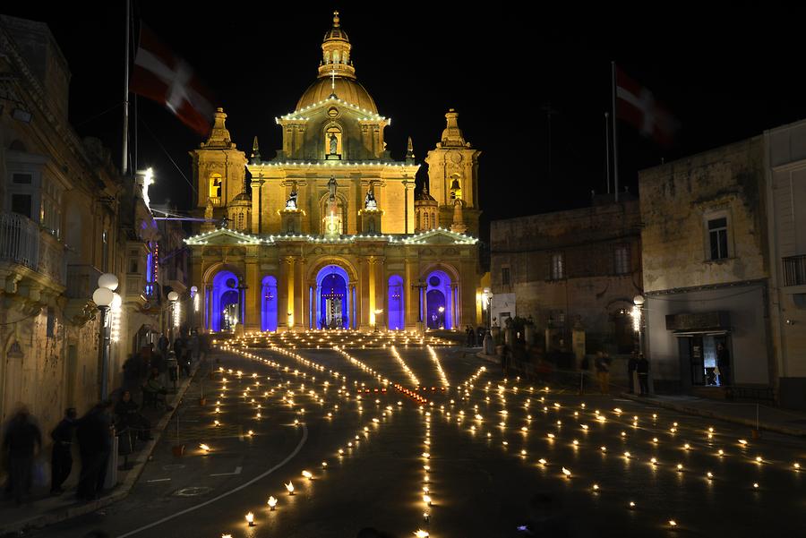 Siġġiewi - Church; Torches