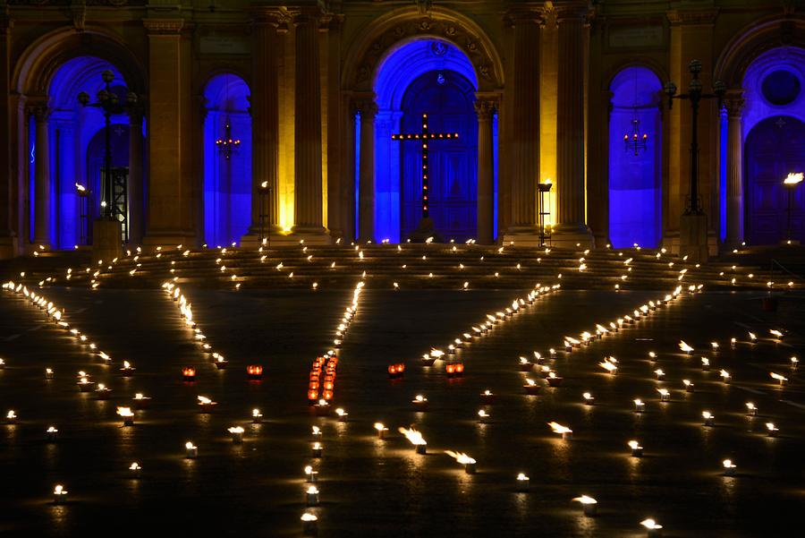 Siġġiewi - Church; Torches