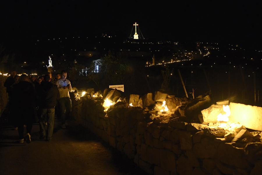 Siġġiewi - La Ferla Cross; Procession with Torches