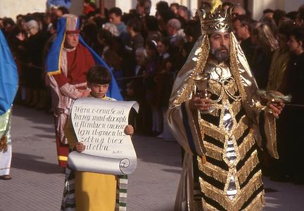 Scrolls in Maltese are explaining the groups of the procession