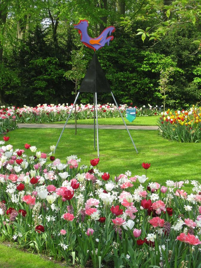 Keukenhof, modern sculpture of a rooster