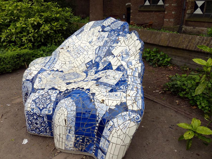 Delft - Armchair à la Gaudi, covered with Delft Blue Pottery