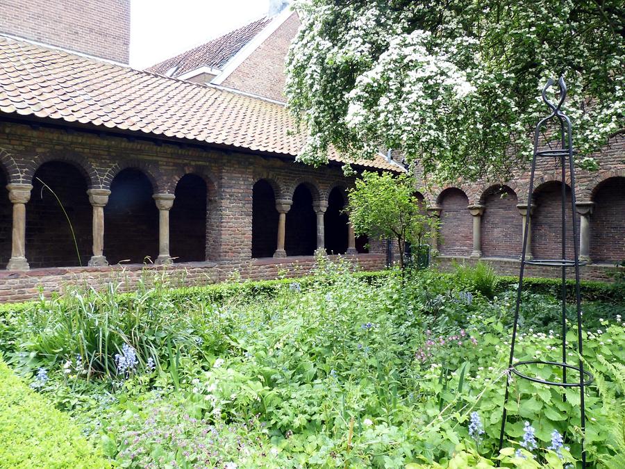 Utrecht - Mariakerk; Romanesque Cloister