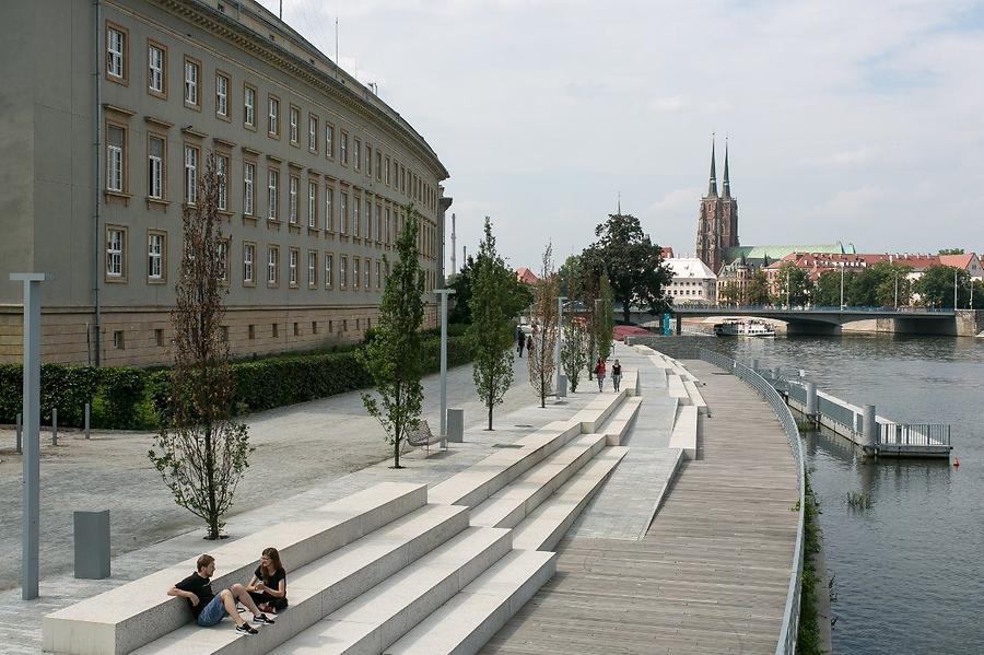 Maria and Lech Kaczyńscy Boulevard