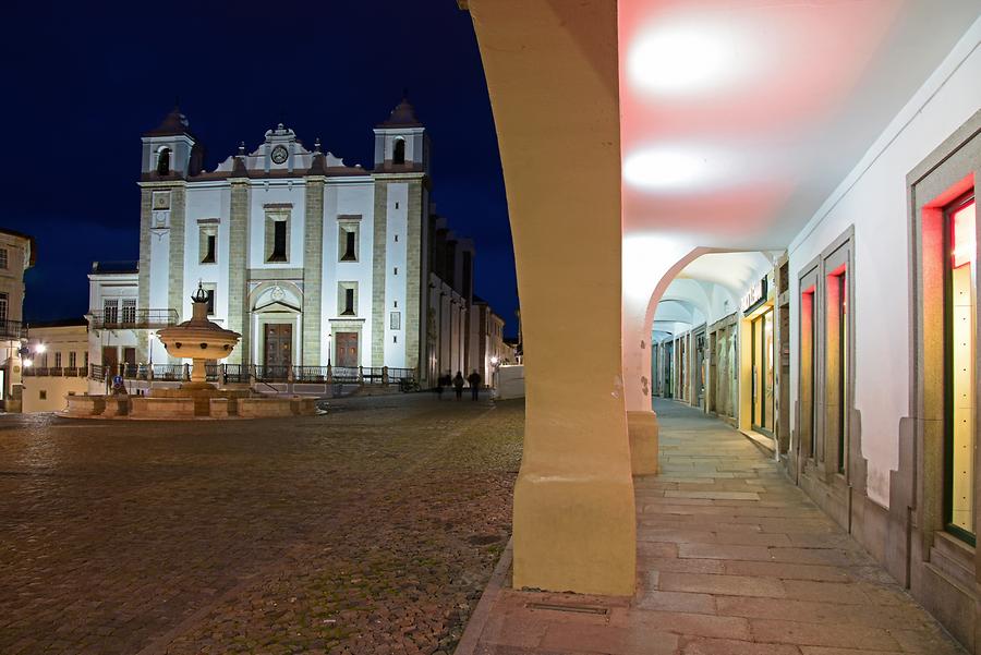 Évora - Praça do Giraldo at Night