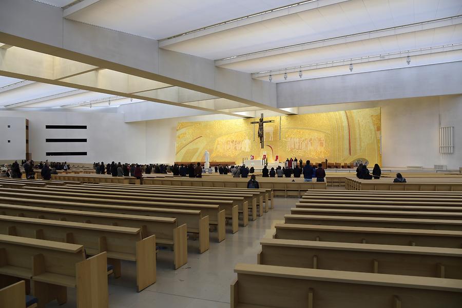 Fátima - Basilica of the Holy Trinity; Main Altar