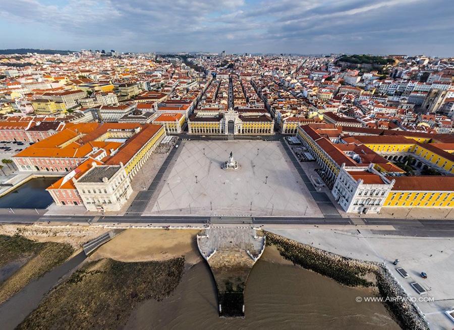 Praca do Comércio (Commerce Square)