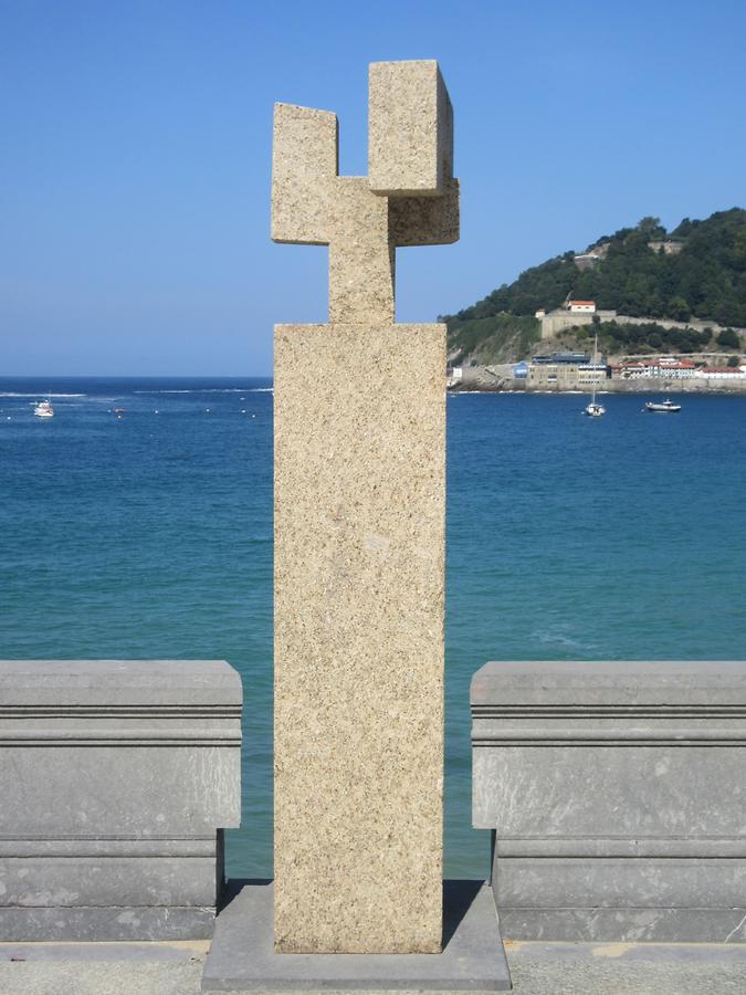 San Sebastian - Paseo de la Concha - Sculpture 'Homenaje a Fleming' (Hommage to Fleming)