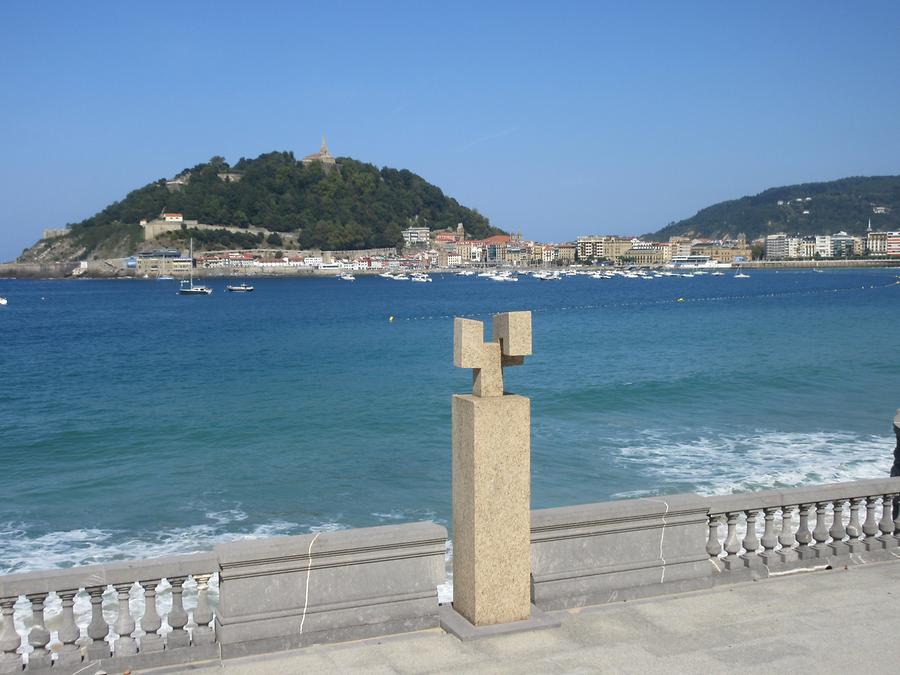 San Sebastian - Paseo de la Concha - Sculpture 'Homenaje a Fleming' (Hommage to Fleming)