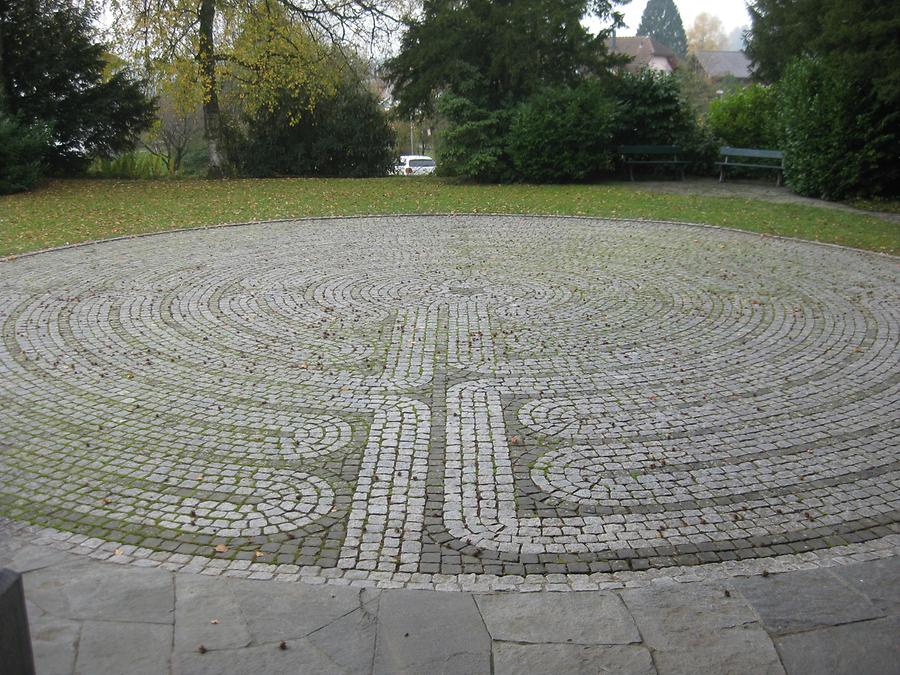 Bubikon - Vorplatz der ref. Kirche - Labyrith