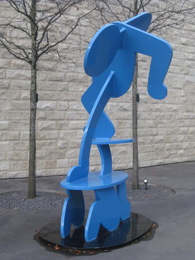 Zürich - Grand Hotel Dolder - Plastik 'Figur auf einem Hund balancierend' von Keith Haring