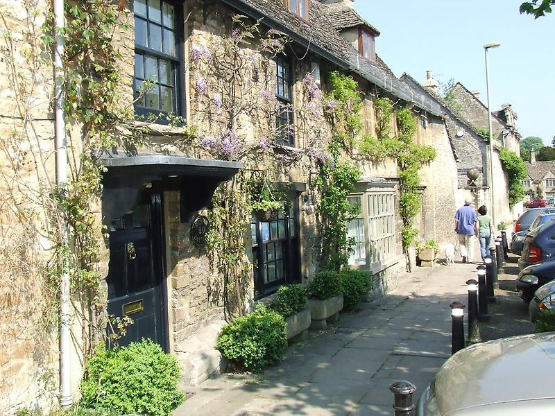 Wisteria-bedecked cottage, Burford