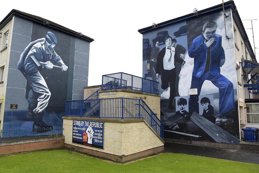 Derry - Bogside Area; Murals