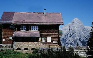 Mödlinger_Hütte mit Ödstein